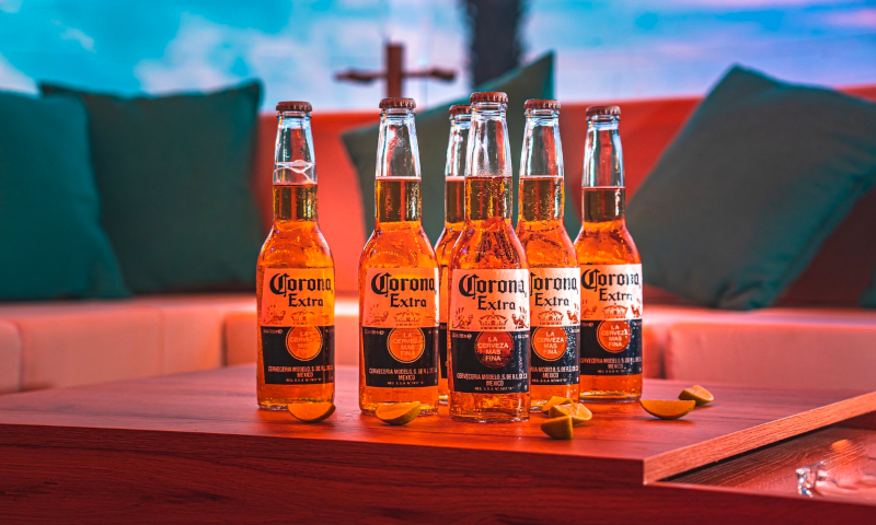 Corona bier op een tafel